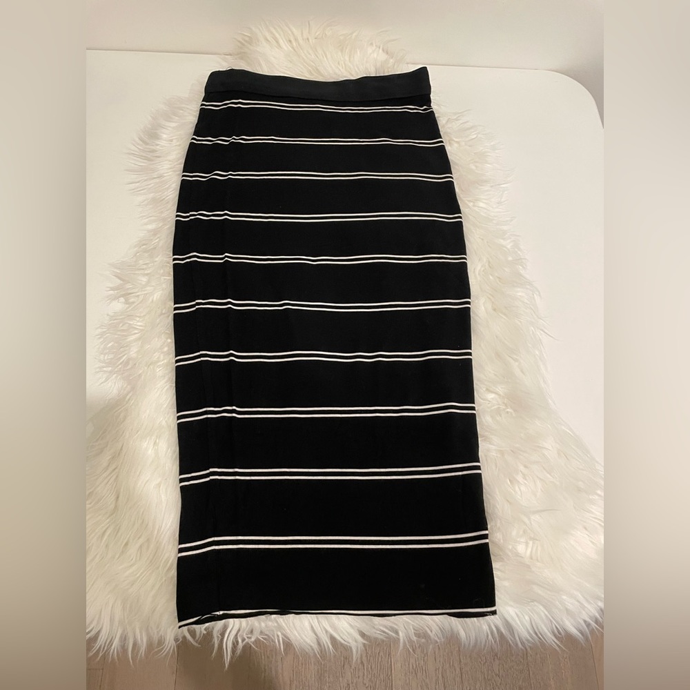 Stretchy form- fitting pencil skirt.